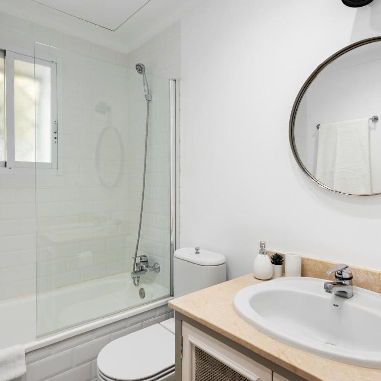 Bright 2 Bedroom apartment with parking space and swimming pools in Aloha Gardens - Two-Bedroom Apartment - 8