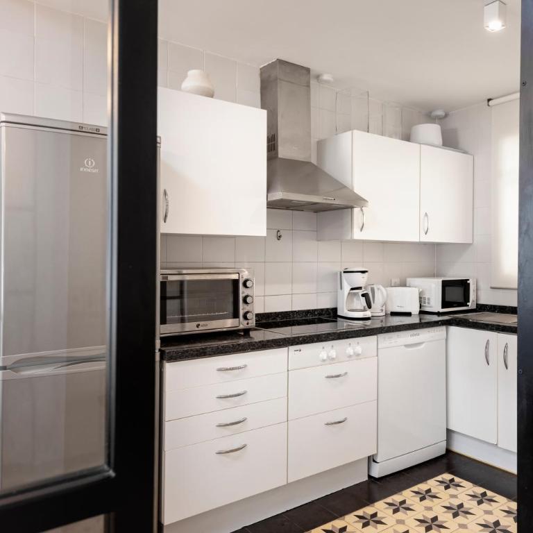 Bright 2 Bedroom apartment with parking space and swimming pools in Aloha Gardens - Two-Bedroom Apartment - 10