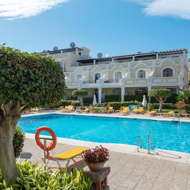 Bright 2 Bedroom apartment with parking space and swimming pools in Aloha Gardens - Two-Bedroom Apartment - 26