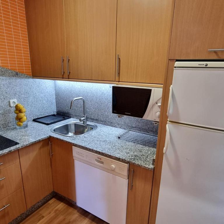 2 Bed Flat - Sleeps 6 - Pets - Pool - Parking - Apartamento - 4