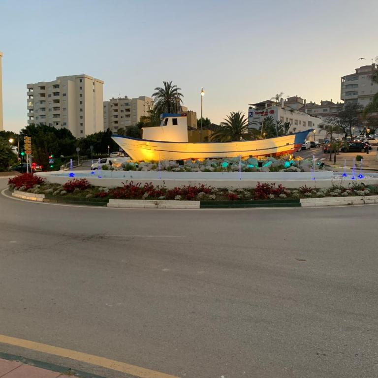 CASA CASU NEW STUNNING 3 BED RAISED GROUND FLOOR APARTMENT & HUGE BALCONY WITH SEA POOL & MOUNTAIN VIEW INDOOR & OUTDOOR SWIMMING POOLS & GYM WALKING DISTANCE TO BEACH PORT Estepona TRAVELLER AWARD 2023 - Three-Bedroom Apartment - 91