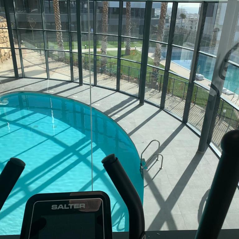 CASA CASU NEW STUNNING 3 BED RAISED GROUND FLOOR APARTMENT & HUGE BALCONY WITH SEA POOL & MOUNTAIN VIEW INDOOR & OUTDOOR SWIMMING POOLS & GYM WALKING DISTANCE TO BEACH PORT Estepona TRAVELLER AWARD 2023 - Three-Bedroom Apartment - 10