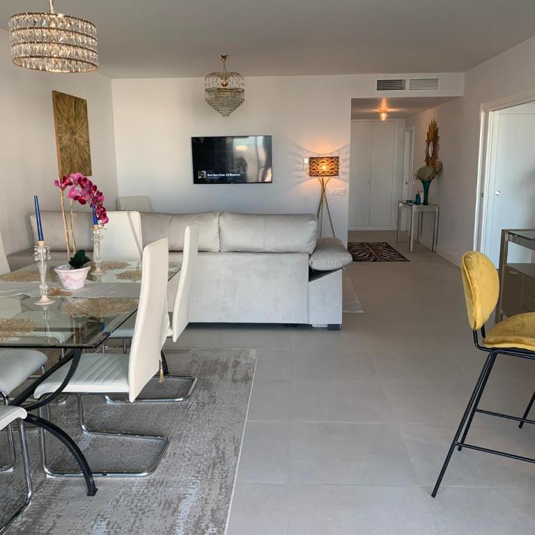 CASA CASU NEW STUNNING 3 BED RAISED GROUND FLOOR APARTMENT & HUGE BALCONY WITH SEA POOL & MOUNTAIN VIEW INDOOR & OUTDOOR SWIMMING POOLS & GYM WALKING DISTANCE TO BEACH PORT Estepona TRAVELLER AWARD 2023 - Three-Bedroom Apartment - 38