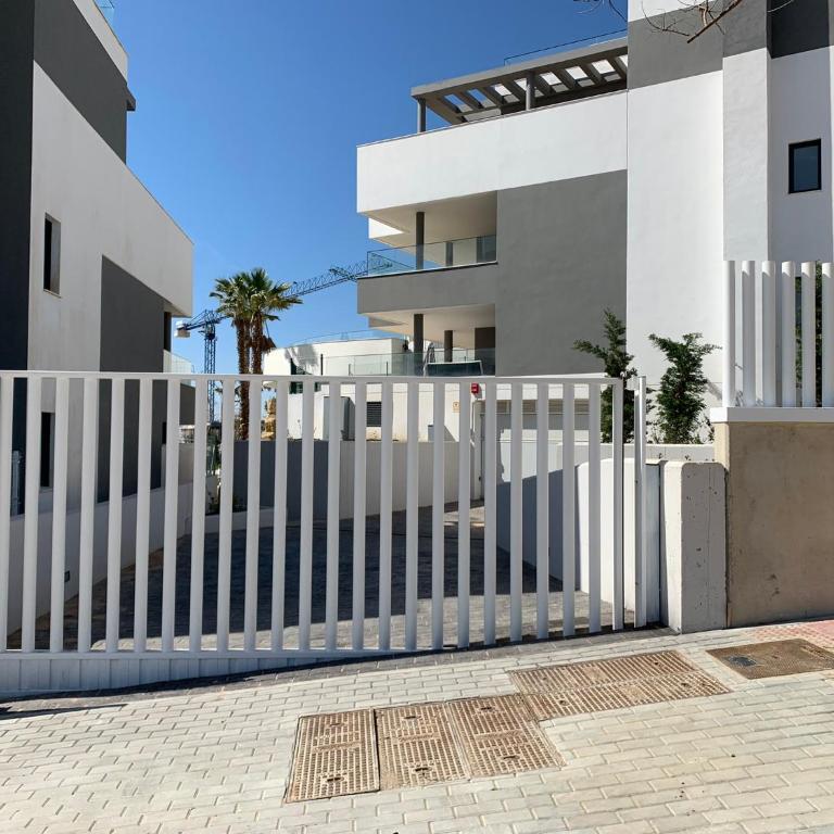 CASA CASU NEW STUNNING 3 BED RAISED GROUND FLOOR APARTMENT & HUGE BALCONY WITH SEA POOL & MOUNTAIN VIEW INDOOR & OUTDOOR SWIMMING POOLS & GYM WALKING DISTANCE TO BEACH PORT Estepona TRAVELLER AWARD 2023 - Three-Bedroom Apartment - 87