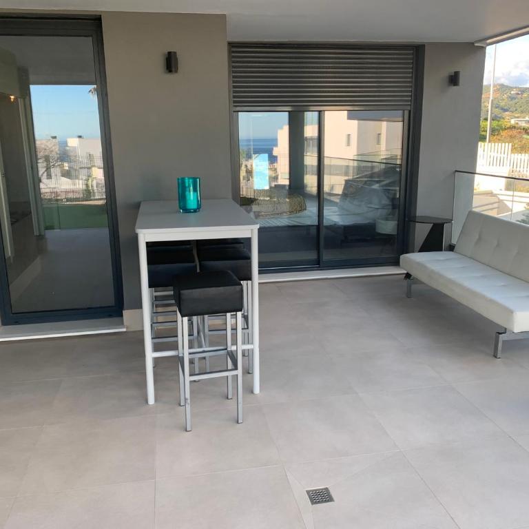 CASA CASU NEW STUNNING 3 BED RAISED GROUND FLOOR APARTMENT & HUGE BALCONY WITH SEA POOL & MOUNTAIN VIEW INDOOR & OUTDOOR SWIMMING POOLS & GYM WALKING DISTANCE TO BEACH PORT Estepona TRAVELLER AWARD 2023 - Three-Bedroom Apartment - 65