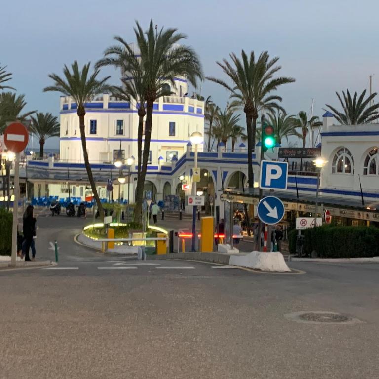 CASA CASU NEW STUNNING 3 BED RAISED GROUND FLOOR APARTMENT & HUGE BALCONY WITH SEA POOL & MOUNTAIN VIEW INDOOR & OUTDOOR SWIMMING POOLS & GYM WALKING DISTANCE TO BEACH PORT Estepona TRAVELLER AWARD 2023 - Three-Bedroom Apartment - 92