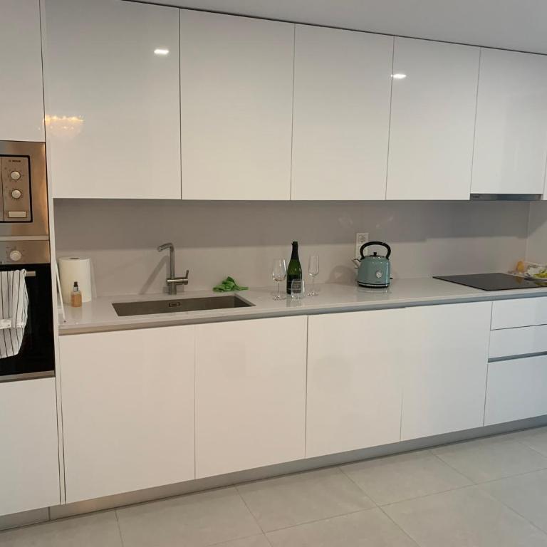CASA CASU NEW STUNNING 3 BED RAISED GROUND FLOOR APARTMENT & HUGE BALCONY WITH SEA POOL & MOUNTAIN VIEW INDOOR & OUTDOOR SWIMMING POOLS & GYM WALKING DISTANCE TO BEACH PORT Estepona TRAVELLER AWARD 2023 - Three-Bedroom Apartment - 67