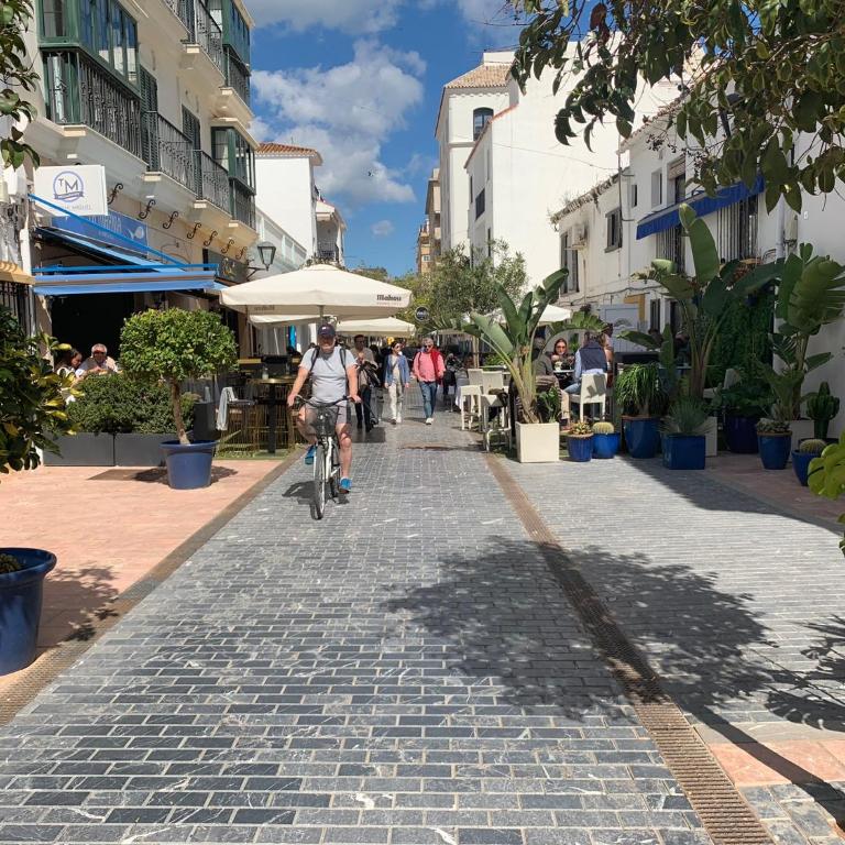CASA CASU NEW STUNNING 3 BED RAISED GROUND FLOOR APARTMENT & HUGE BALCONY WITH SEA POOL & MOUNTAIN VIEW INDOOR & OUTDOOR SWIMMING POOLS & GYM WALKING DISTANCE TO BEACH PORT Estepona TRAVELLER AWARD 2023 - Three-Bedroom Apartment - 81