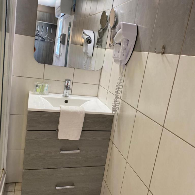 LOGIS Hôtel Restaurant La Chaumière - Chambre Double Classique avec Douche - 3