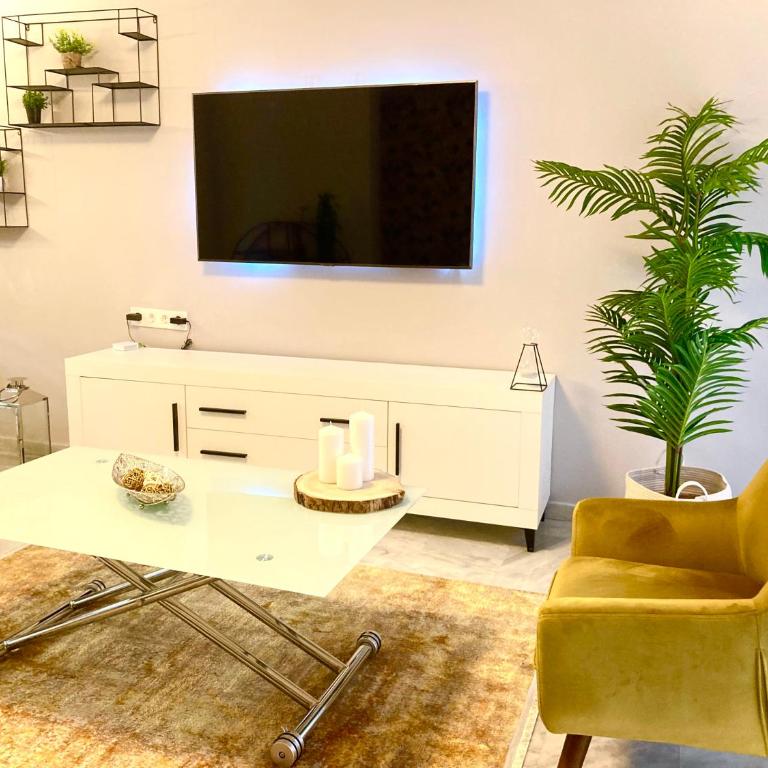 Lovely Home con Patio - Two-Bedroom Apartment - 1