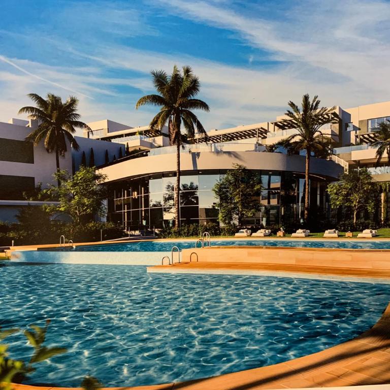 CASA CASU NEW STUNNING 3 BED RAISED GROUND FLOOR APARTMENT & HUGE BALCONY WITH SEA POOL & MOUNTAIN VIEW INDOOR & OUTDOOR SWIMMING POOLS & GYM WALKING DISTANCE TO BEACH PORT Estepona TRAVELLER AWARD 2023 - Three-Bedroom Apartment - 1