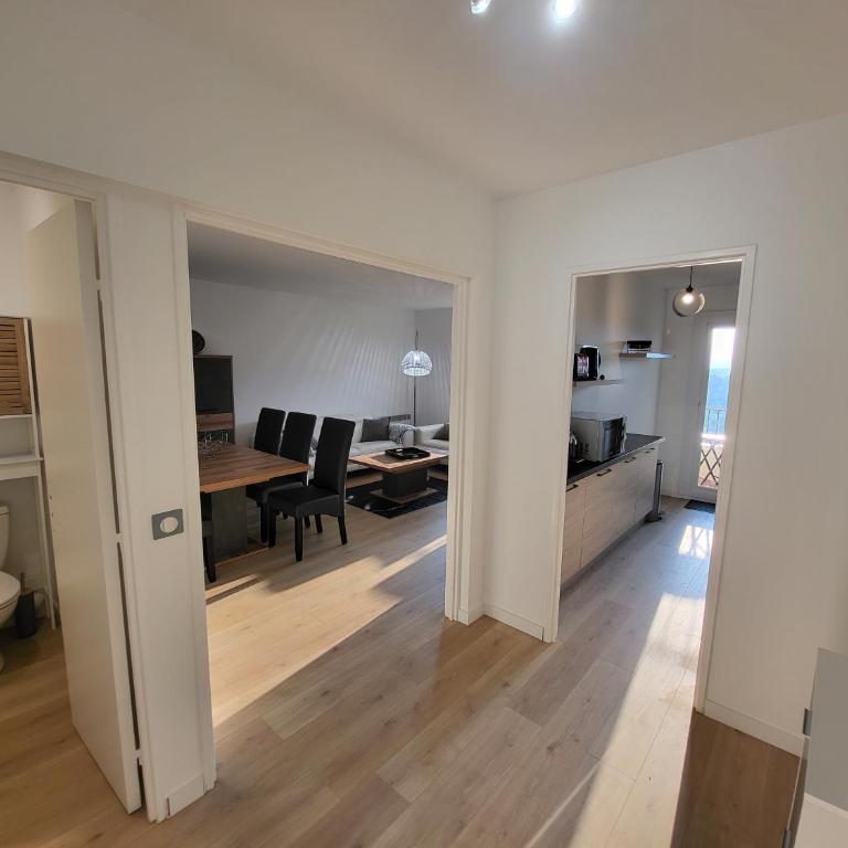 T3 avec magnifique vue montagne, 3 étoiles, piscine et parking, clim - Appartement 2 Chambres - 11
