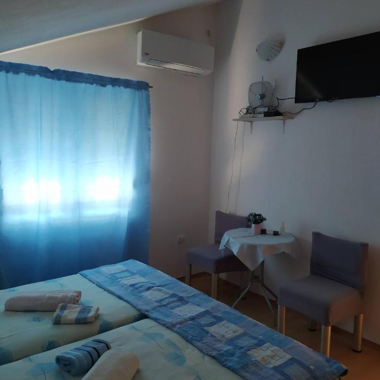 Apartments Stevović - Dvokrevetna Soba s Bračnim Krevetom / Zasebnim Krevetima i Balkonom - Potkrovlje - 4