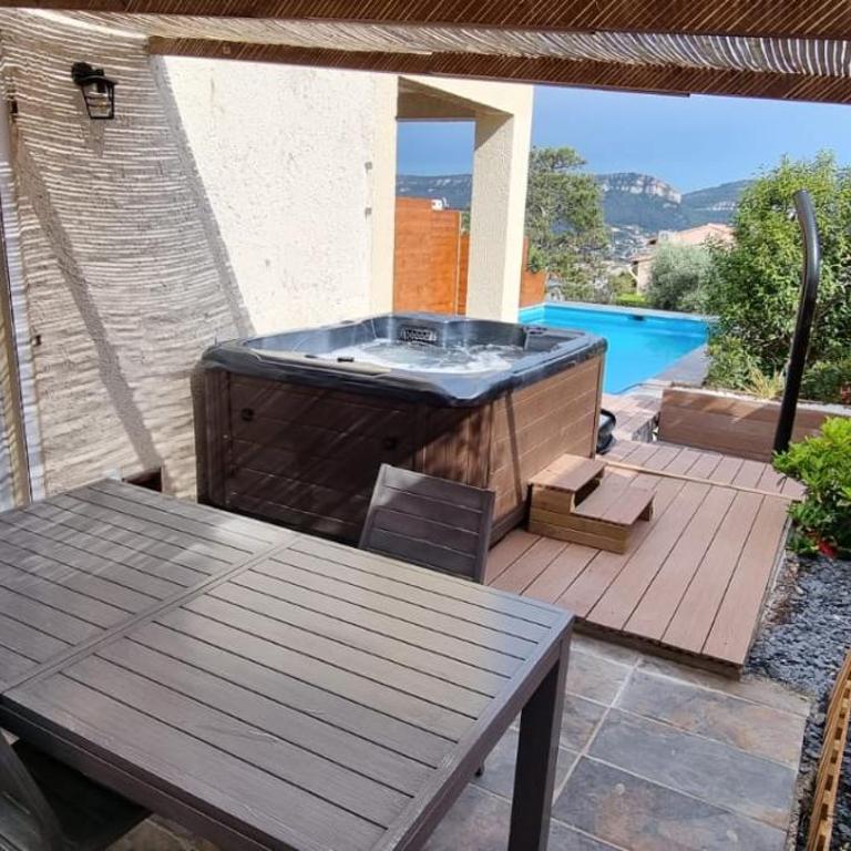 Suite vue mer, grande piscine et spa extérieur privatifs,climatisation et parking - Appartement 1 Chambre - 11