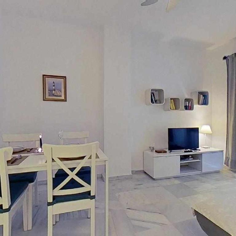 Apartamento céntrico con garaje cercano a la playa - Two-Bedroom Apartment - 1