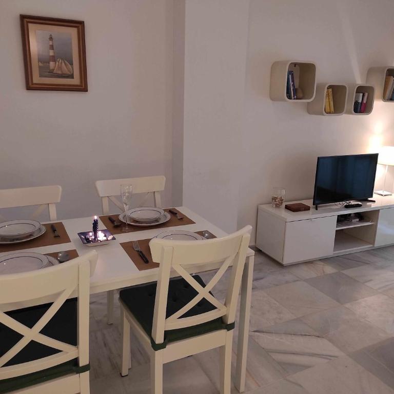 Apartamento céntrico con garaje cercano a la playa - Two-Bedroom Apartment - 2