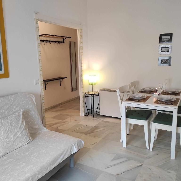 Apartamento céntrico con garaje cercano a la playa - Two-Bedroom Apartment - 5
