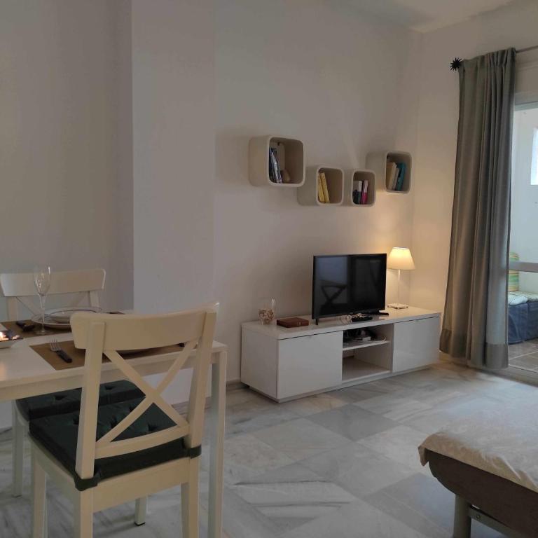 Apartamento céntrico con garaje cercano a la playa - Two-Bedroom Apartment - 8