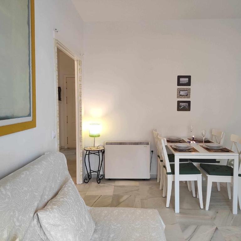 Apartamento céntrico con garaje cercano a la playa - Two-Bedroom Apartment - 9