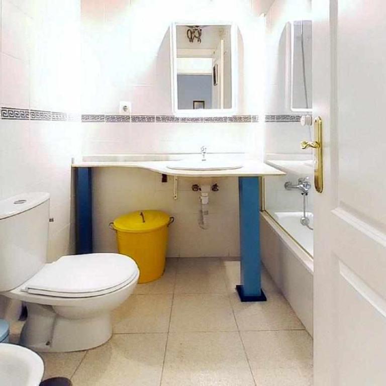 Apartamento céntrico con garaje cercano a la playa - Two-Bedroom Apartment - 12