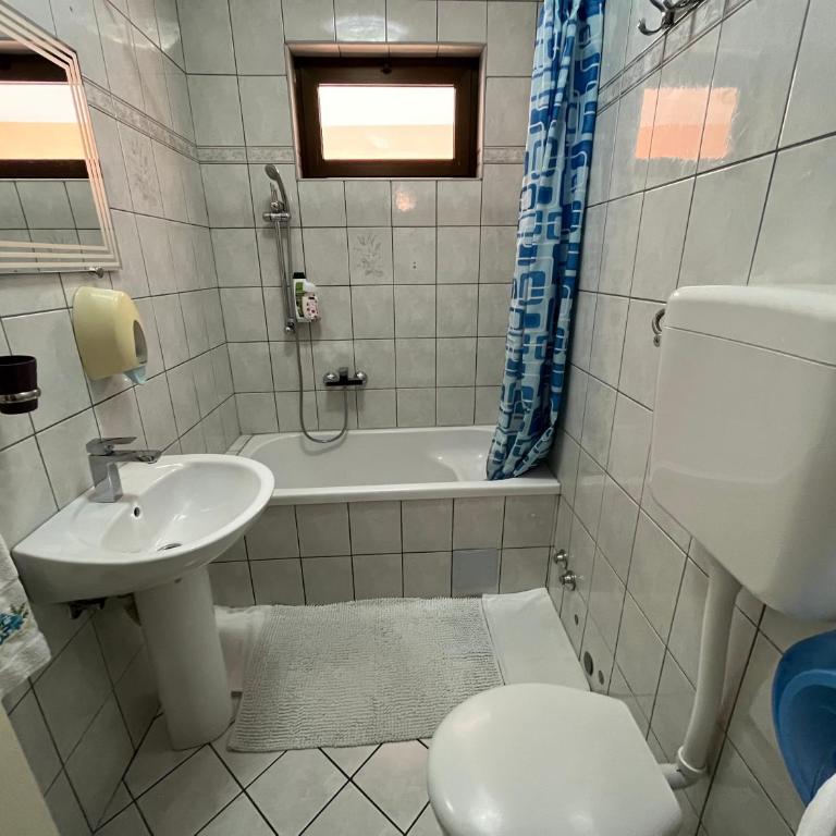 Hostel Dino - Standardna Dvokrevetna Soba sa Bračnim Krevetom i Zajedničkim Kupatilom - 2