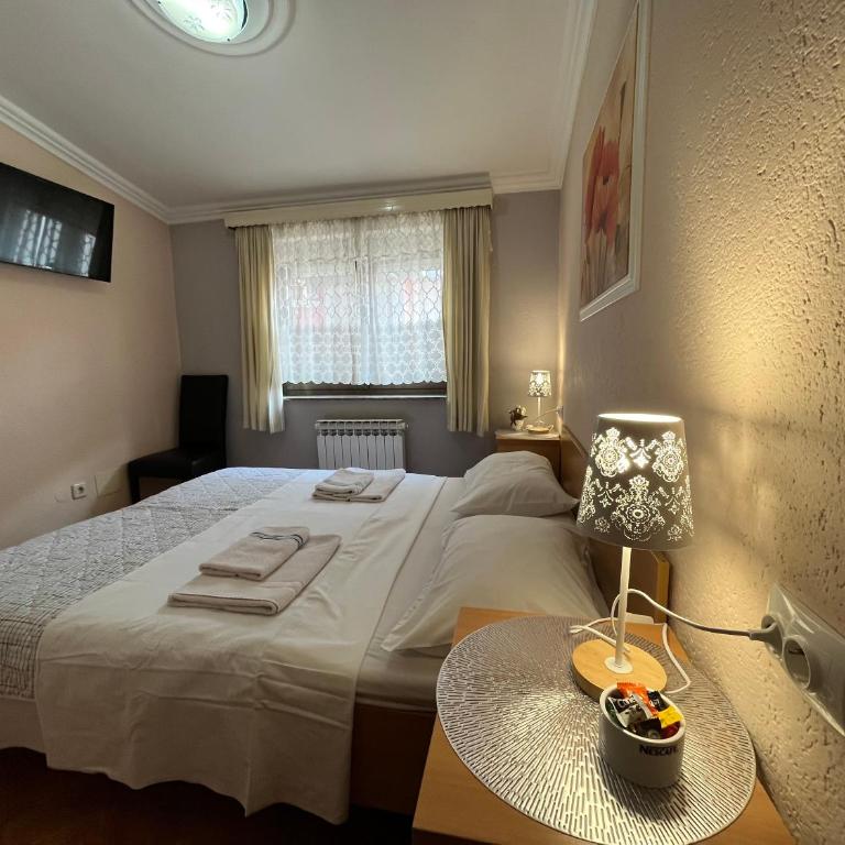 Hostel Dino - Standardna Dvokrevetna Soba sa Bračnim Krevetom i Zajedničkim Kupatilom - 1