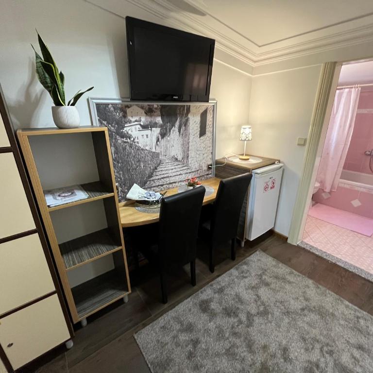 Hostel Dino - Porodična Soba sa Sopstvenim Kupatilom - 2