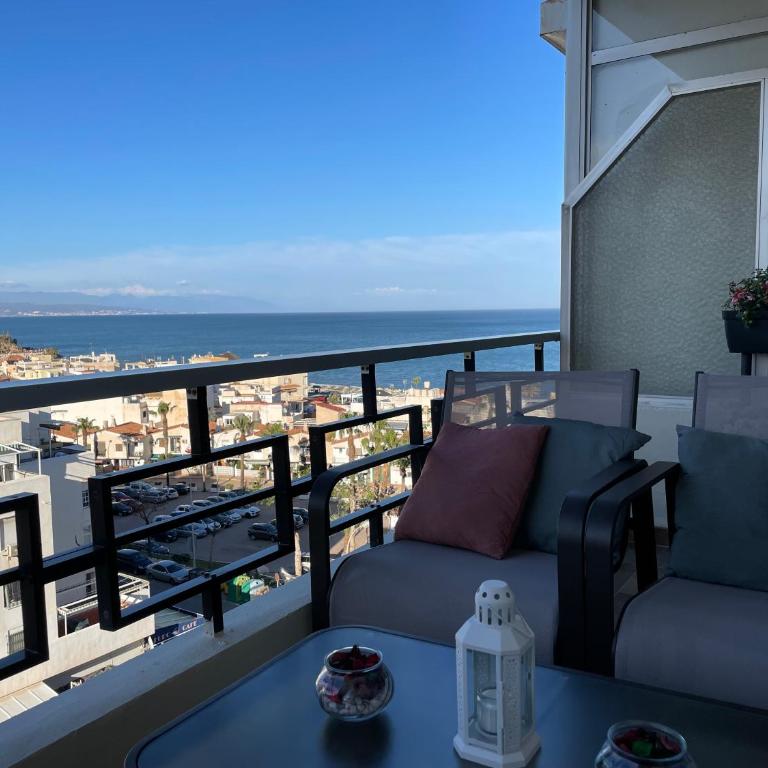 Apartamento totalmente reformado con piscina y jardines al lado de la playa de la Carihuela - Estudio con vistas al mar - 1