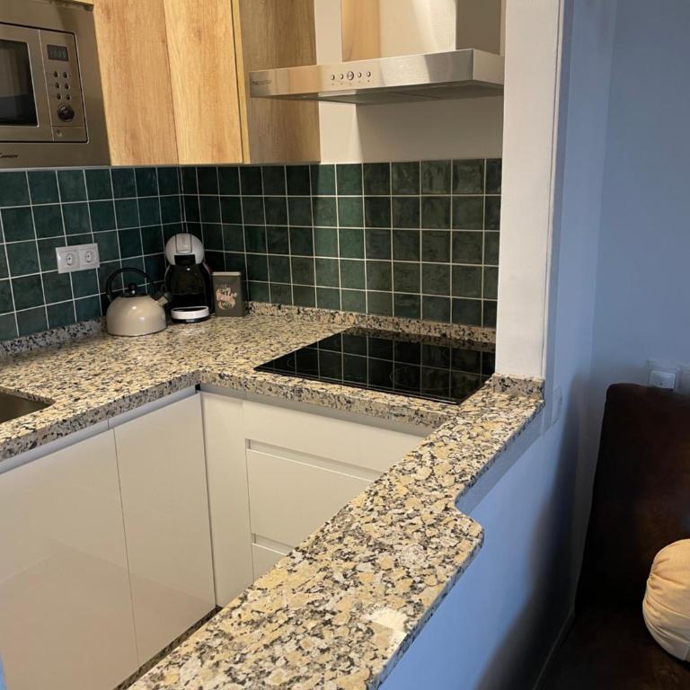 Apartamento totalmente reformado con piscina y jardines al lado de la playa de la Carihuela - Estudio con vistas al mar - 14