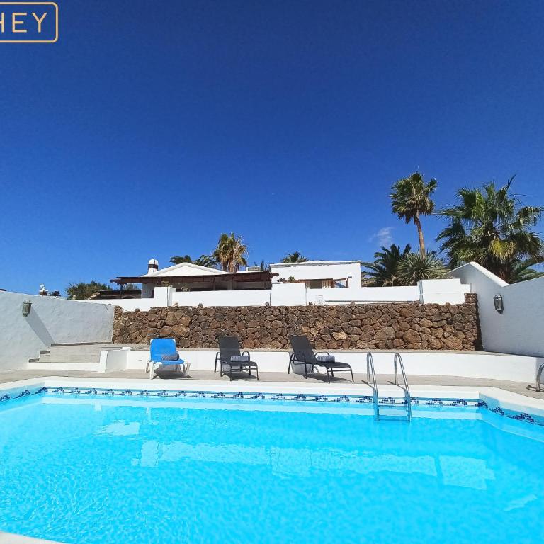 VILLA MAGICA 7 MINUTES WALK TO CENTER WITH POOL AND A/C - Villa de 3 dormitorios - 48