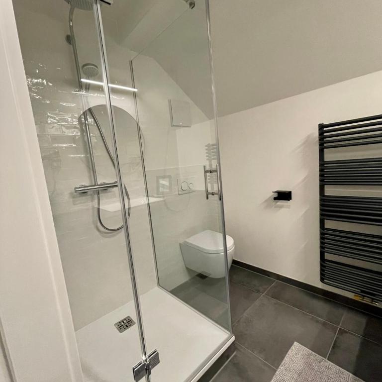 Chalet mit Pool & Sauna - Three-Bedroom Home - 8