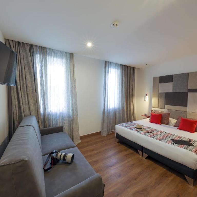 Hôtel Méditerranée - Chambre Quadruple - Accessible aux Personnes à Mobilité Réduite - 1