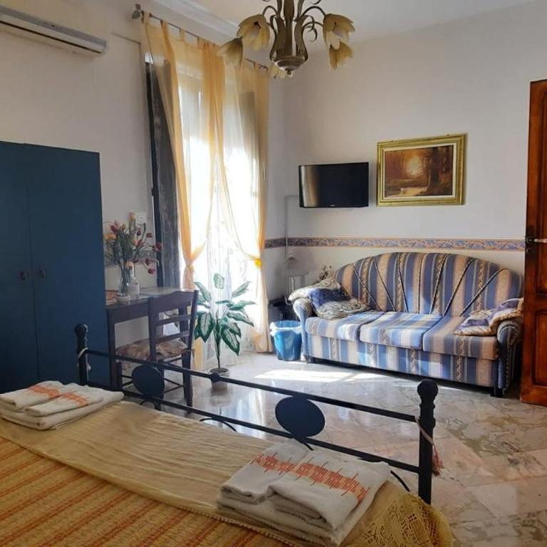 B&B Le 4 Stagioni - Camera Matrimoniale con Bagno in Comune e Balcone - 8