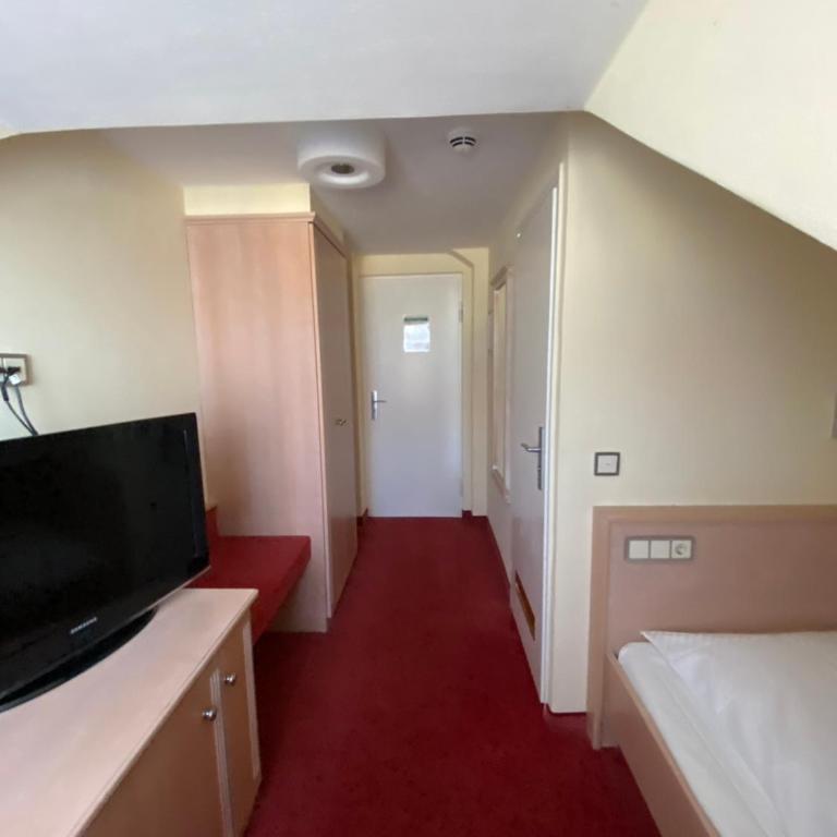Hotel ADRIA München - Familienzimmer - 11