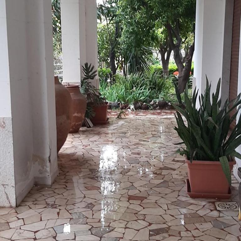 Colazione in giardino con vista mare - Apartment with Sea View - 21