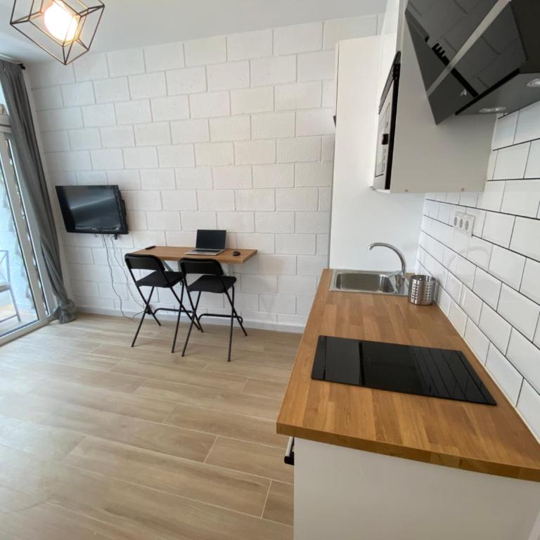 Beach balcony lounge - One-Bedroom Apartment - 6