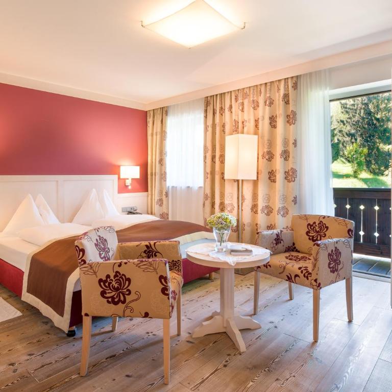 Romantik Hotel Die Gersberg Alm mit Panoramablick auf Salzburg und Outdoor Pool ab Mai - Deluxe Doppelzimmer mit Balkon - 4