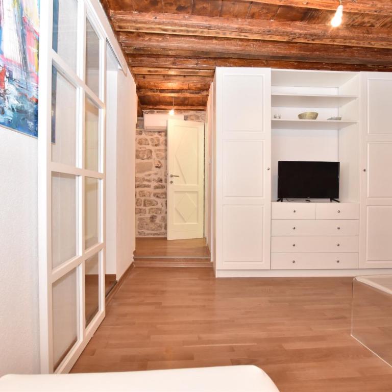 Pearl in the Heart of Old Town on Belavista in Herceg Novi - One-Bedroom Apartment - 5