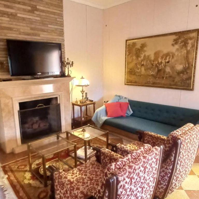 Casona LA FLORIDA con parque y pileta, a una cuadra del río - Four-Bedroom House - 26