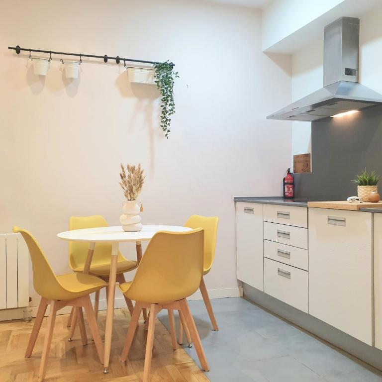 Con PATIO en el CENTRO de Bilbao & Guggenheim - Two-Bedroom Apartment - 5