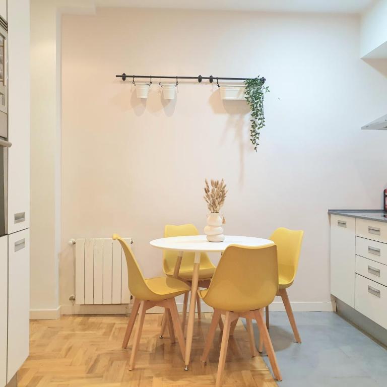 Con PATIO en el CENTRO de Bilbao & Guggenheim - Two-Bedroom Apartment - 11