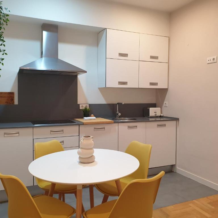 Con PATIO en el CENTRO de Bilbao & Guggenheim - Two-Bedroom Apartment - 10