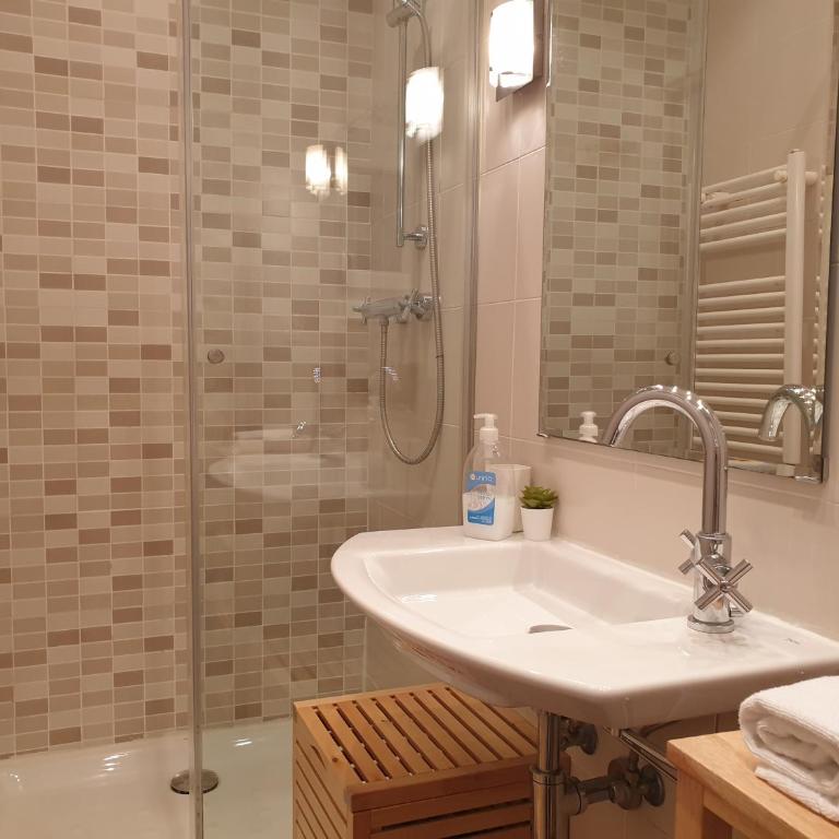 Con PATIO en el CENTRO de Bilbao & Guggenheim - Two-Bedroom Apartment - 21