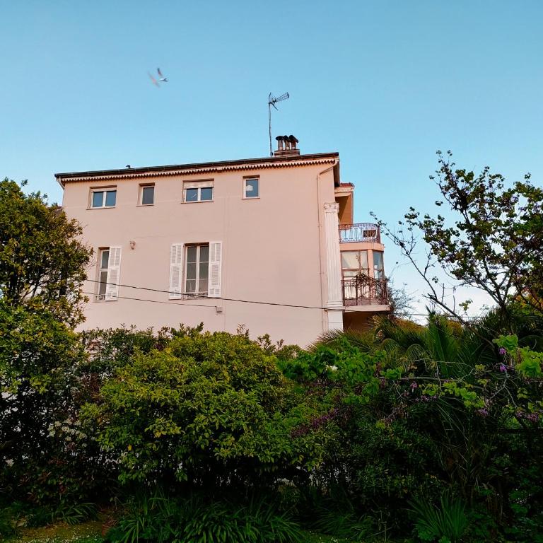3 rooms, 2 bathrooms, in a villa. Lightfull, quiet and charm - Appartement 3 Chambres - 21