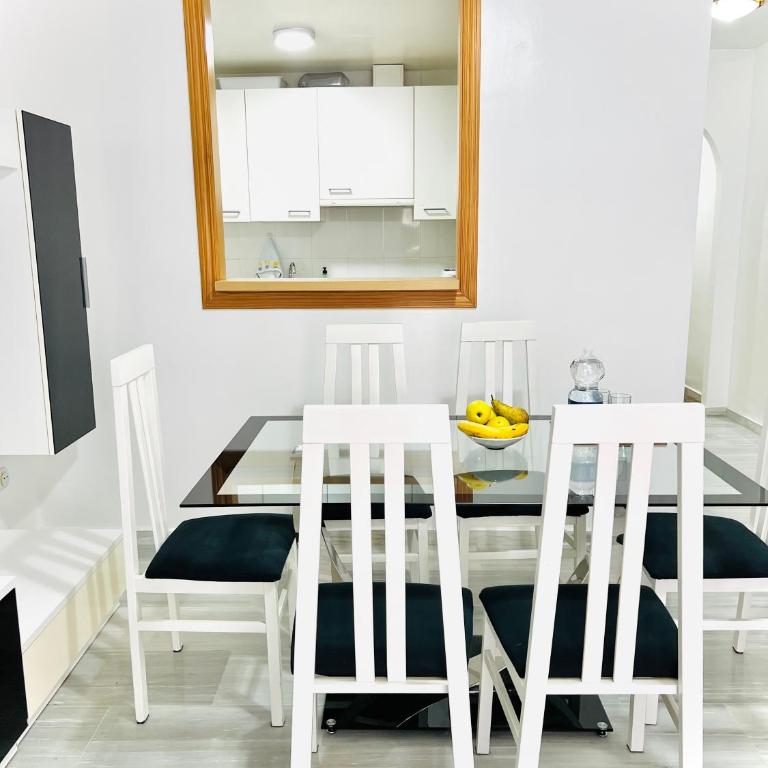 Precioso apartamento cerca del mar con wifi, piscina y parking - Two-Bedroom Apartment - 12
