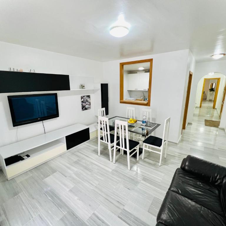 Precioso apartamento cerca del mar con wifi, piscina y parking - Two-Bedroom Apartment - 11