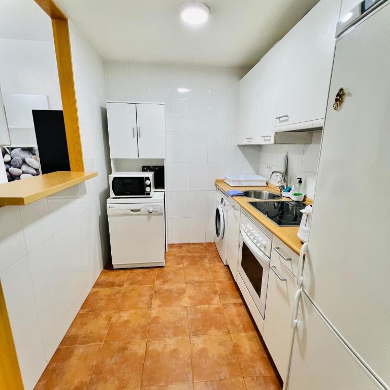 Precioso apartamento cerca del mar con wifi, piscina y parking - Two-Bedroom Apartment - 10