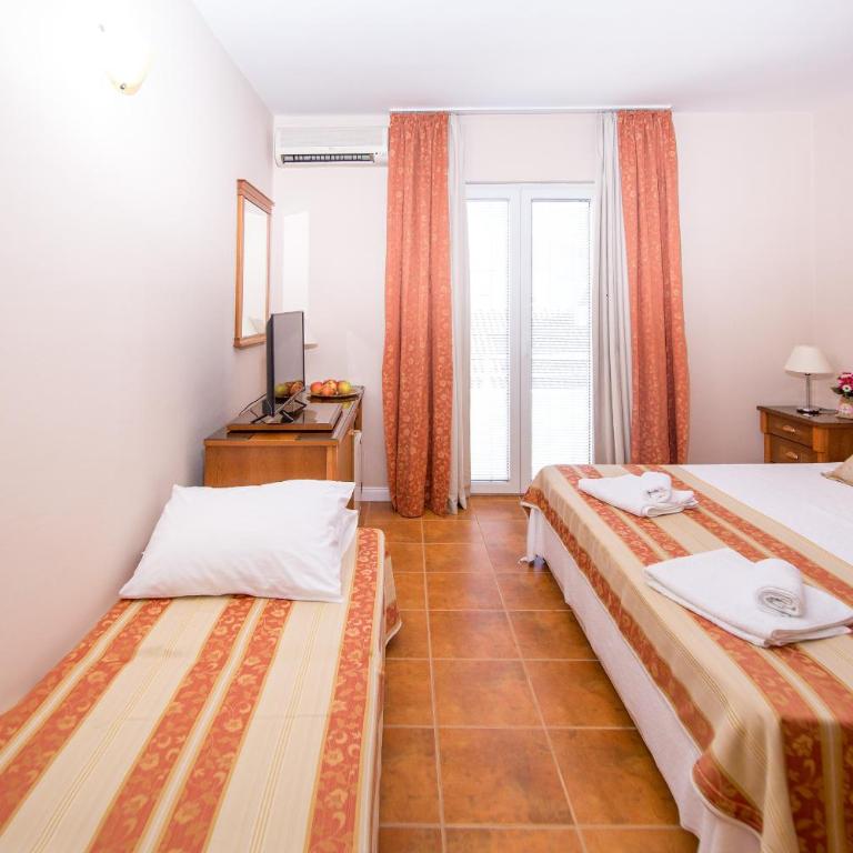 Vila Lazovic - Triple Room with Private Bathroom - 1