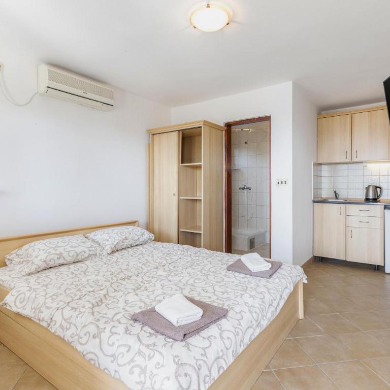 Crystal Sky Apartments - Studio with Sea View - 4