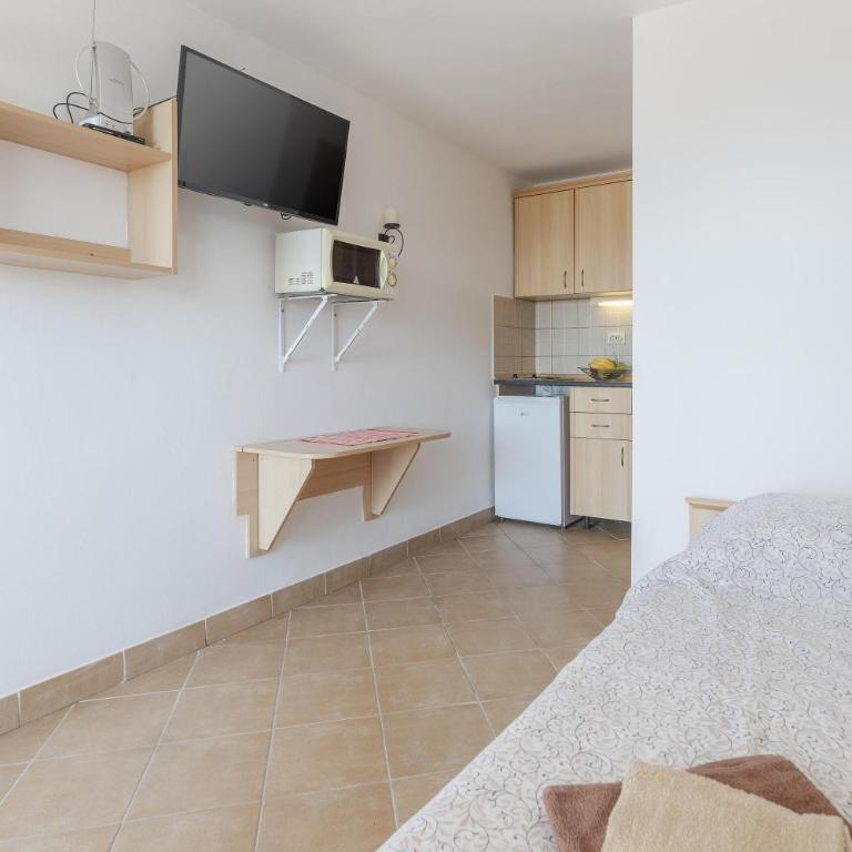 Crystal Sky Apartments - Studio with Sea View - 14